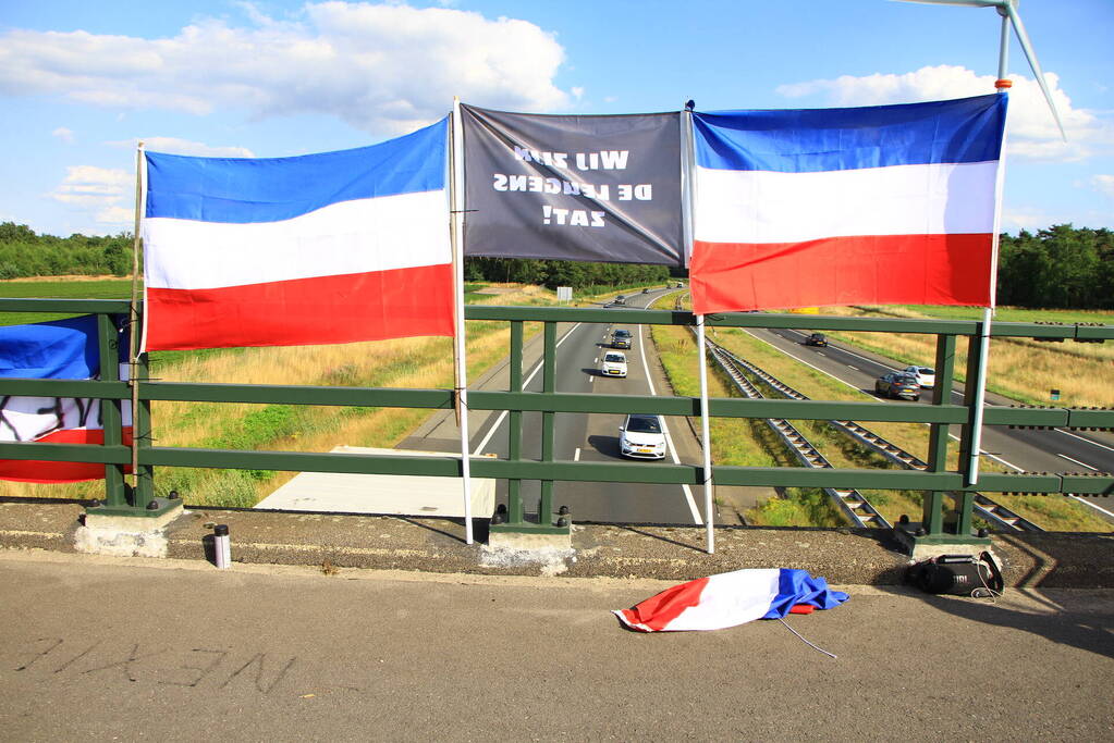 Actievoerders met omgekeerde vlaggen op viaduct van A2