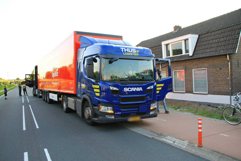 Vrachtwagen in botsing voor tunnel