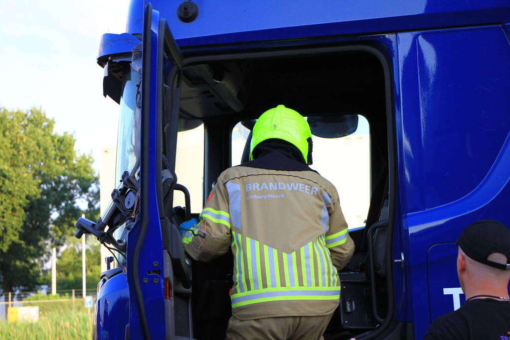 Vrachtwagen in botsing voor tunnel