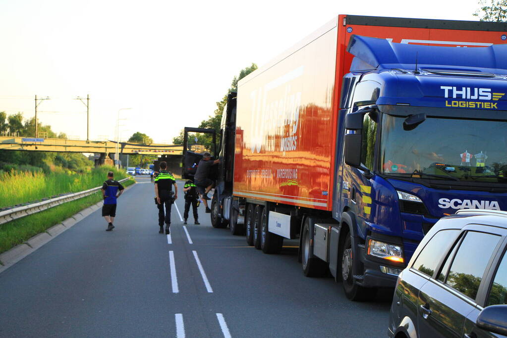 Vrachtwagen in botsing voor tunnel