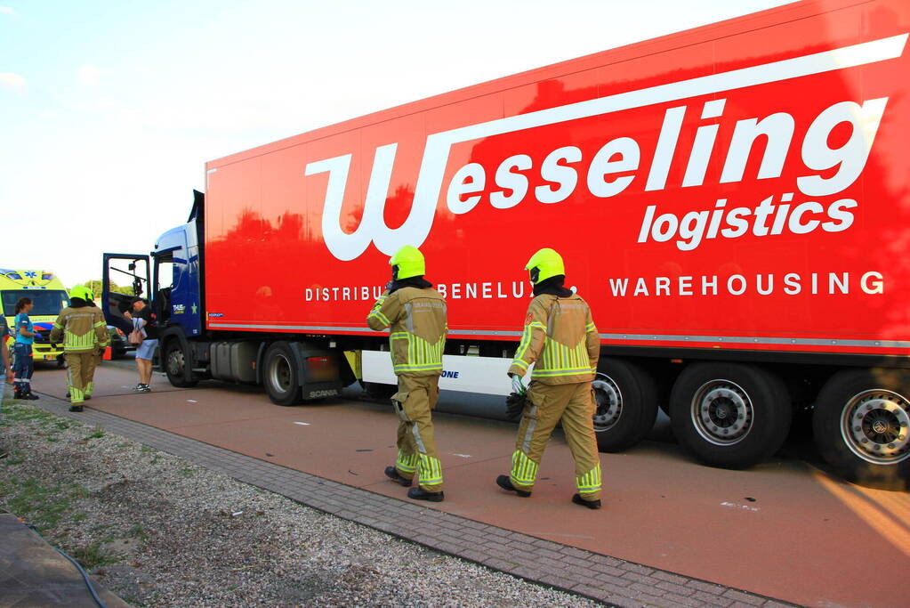 Vrachtwagen in botsing voor tunnel