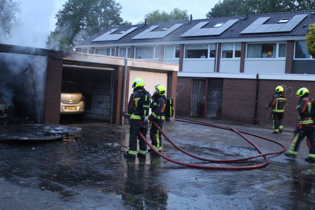 Flinke brand in meerdere garageboxen