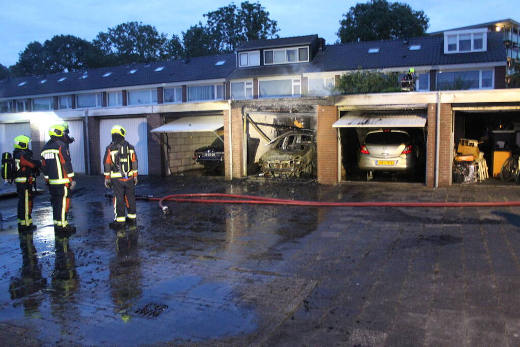 Flinke brand in meerdere garageboxen