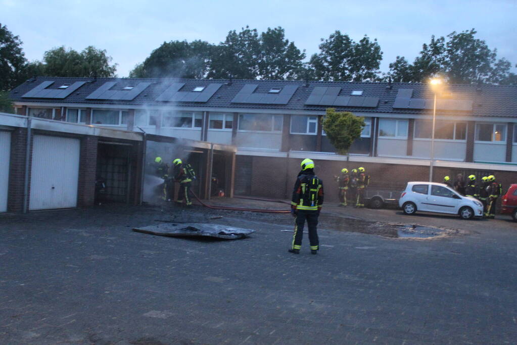 Flinke brand in meerdere garageboxen