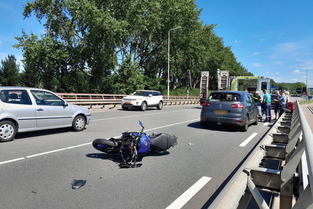 Motorrijder gewond bij botsing met auto