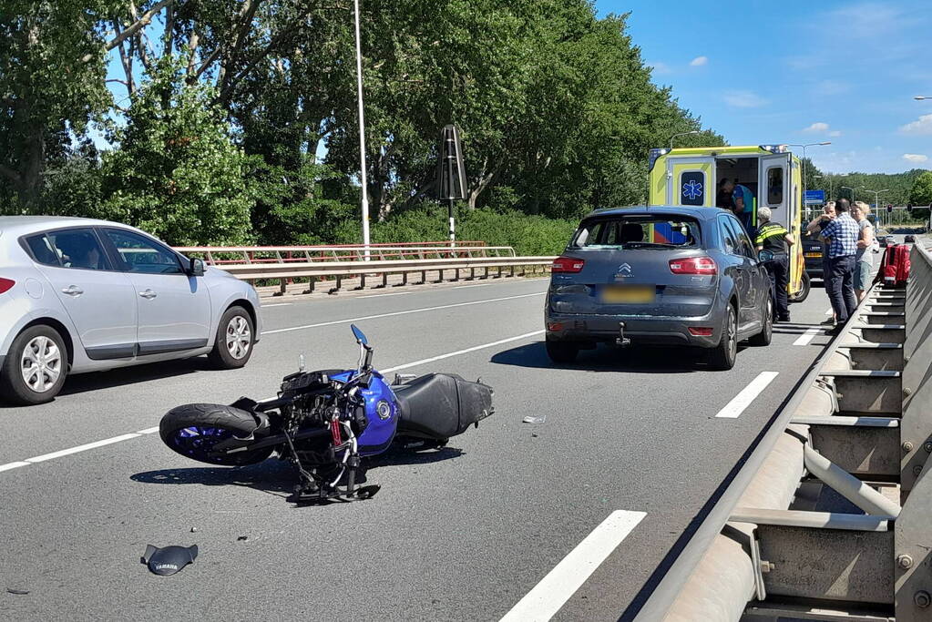 Motorrijder gewond bij botsing met auto