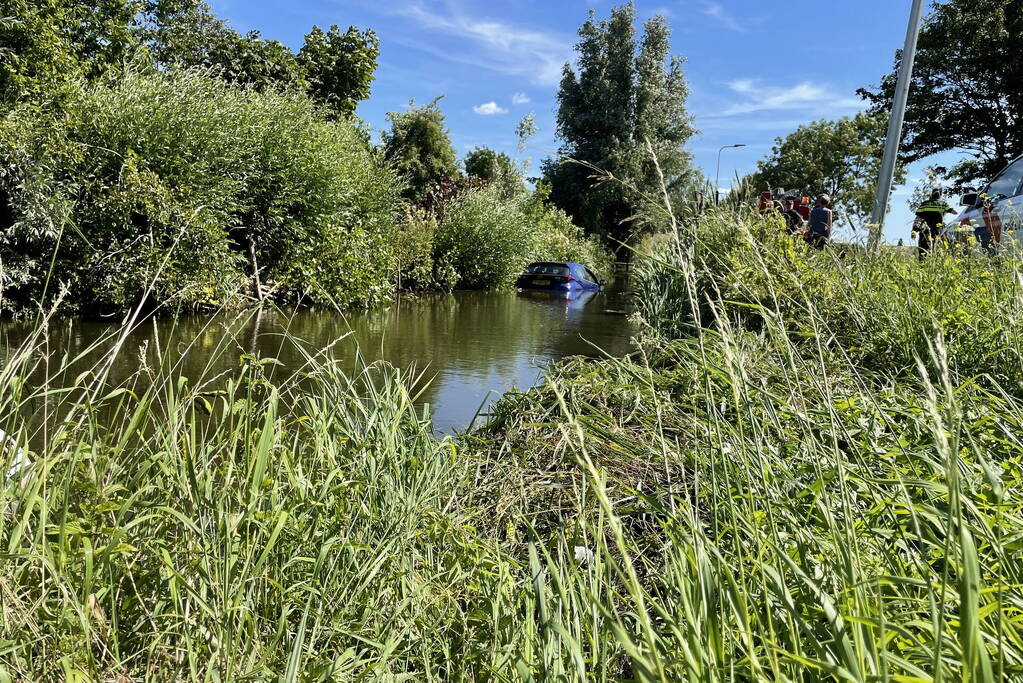 Automobilist raakt met auto van de weg en belandt in sloot