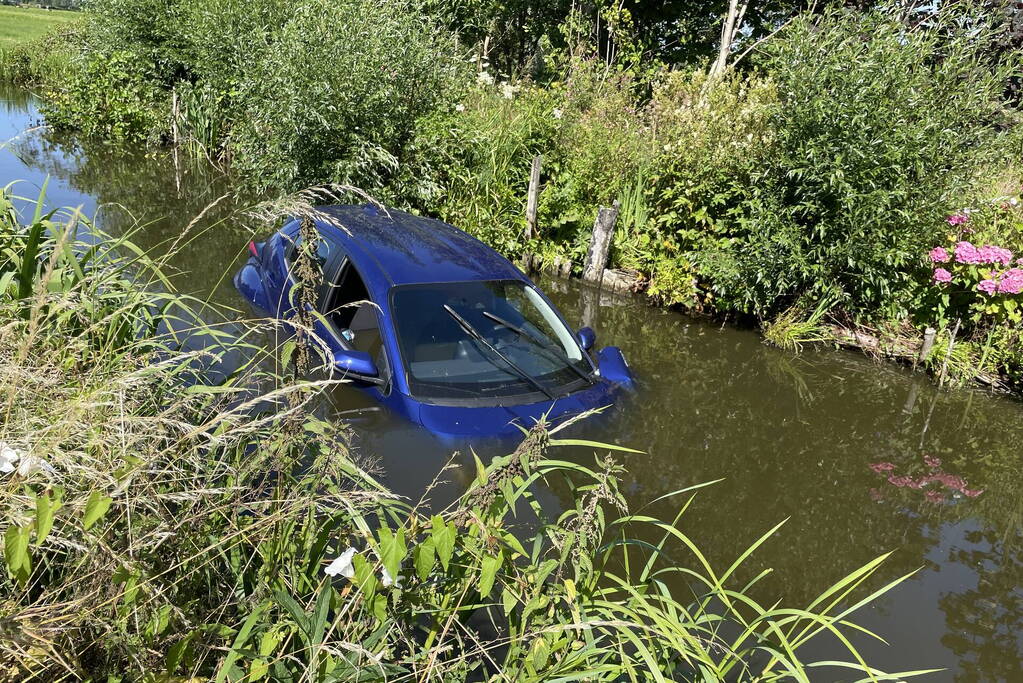 Automobilist raakt met auto van de weg en belandt in sloot