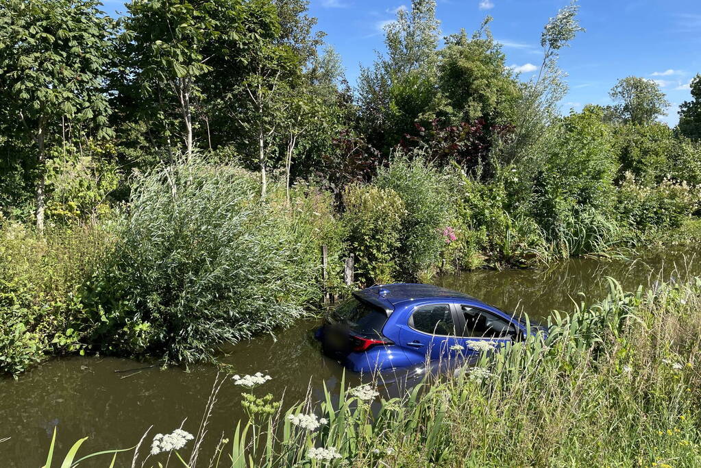 Automobilist raakt met auto van de weg en belandt in sloot