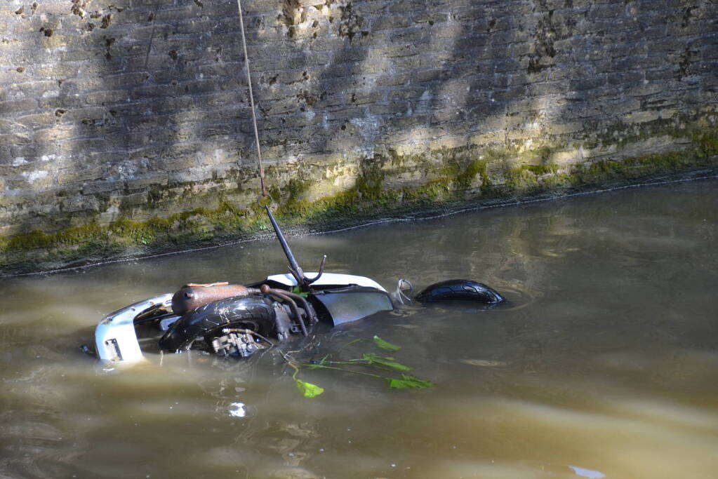 Brandweer haalt te water geraakte scooter uit gracht