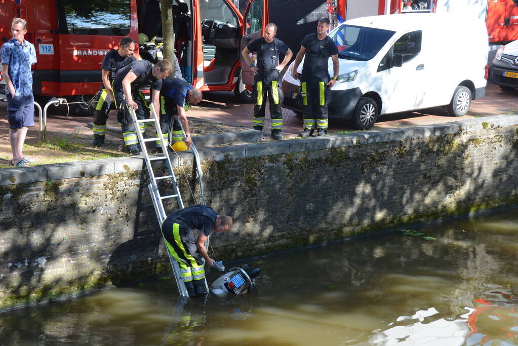Brandweer haalt te water geraakte scooter uit gracht