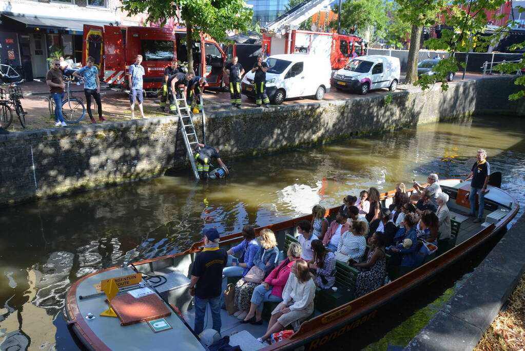 Brandweer haalt te water geraakte scooter uit gracht