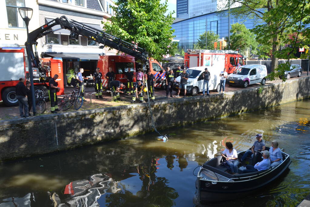 Brandweer haalt te water geraakte scooter uit gracht
