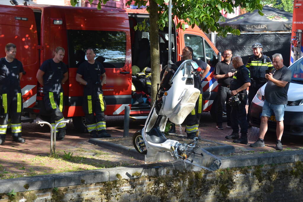 Brandweer haalt te water geraakte scooter uit gracht