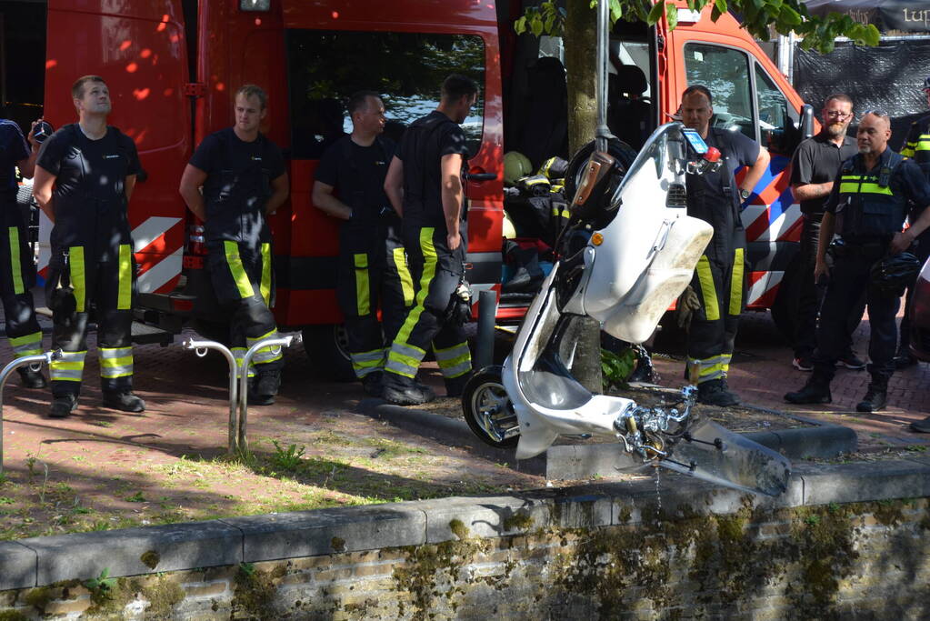 Brandweer haalt te water geraakte scooter uit gracht