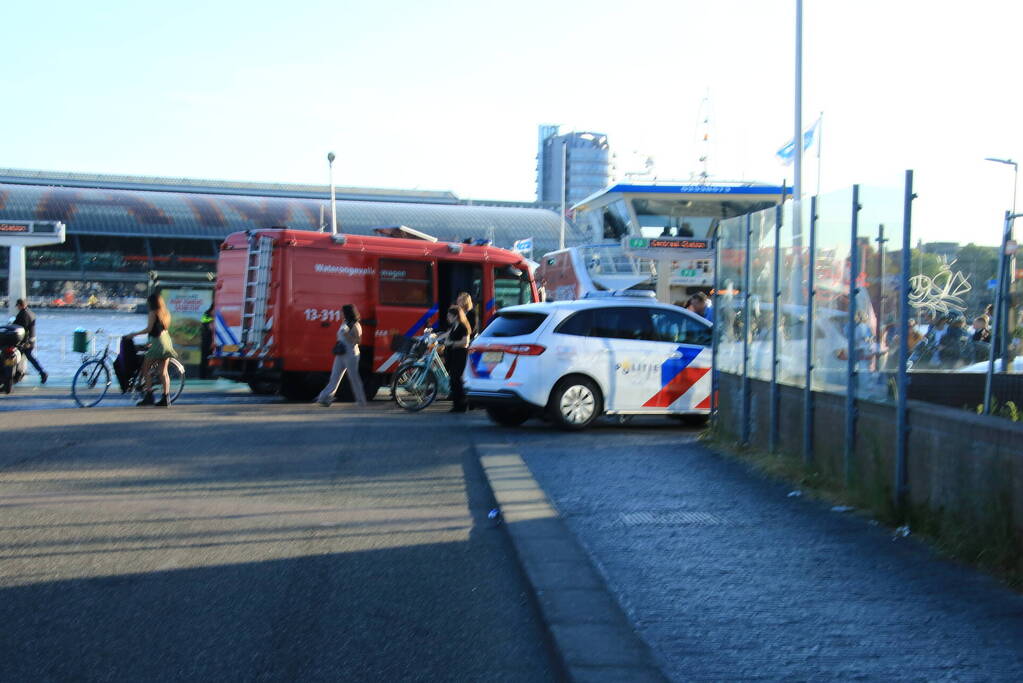 Brandweer haalt persoon uit het water