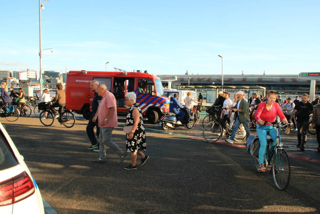 Brandweer haalt persoon uit het water