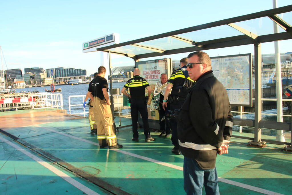 Brandweer haalt persoon uit het water