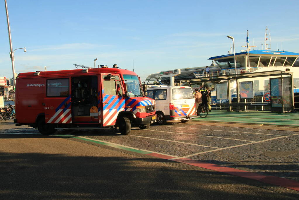 Brandweer haalt persoon uit het water
