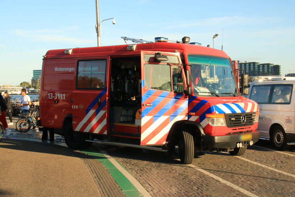Brandweer haalt persoon uit het water