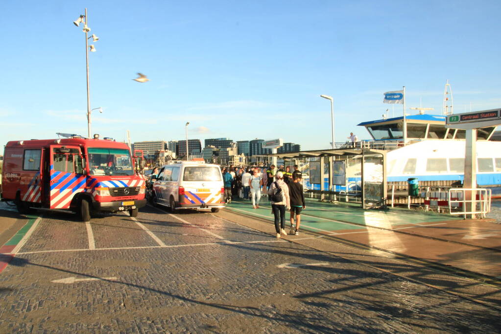 Brandweer haalt persoon uit het water