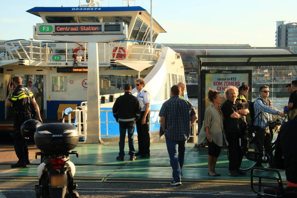 Brandweer haalt persoon uit het water