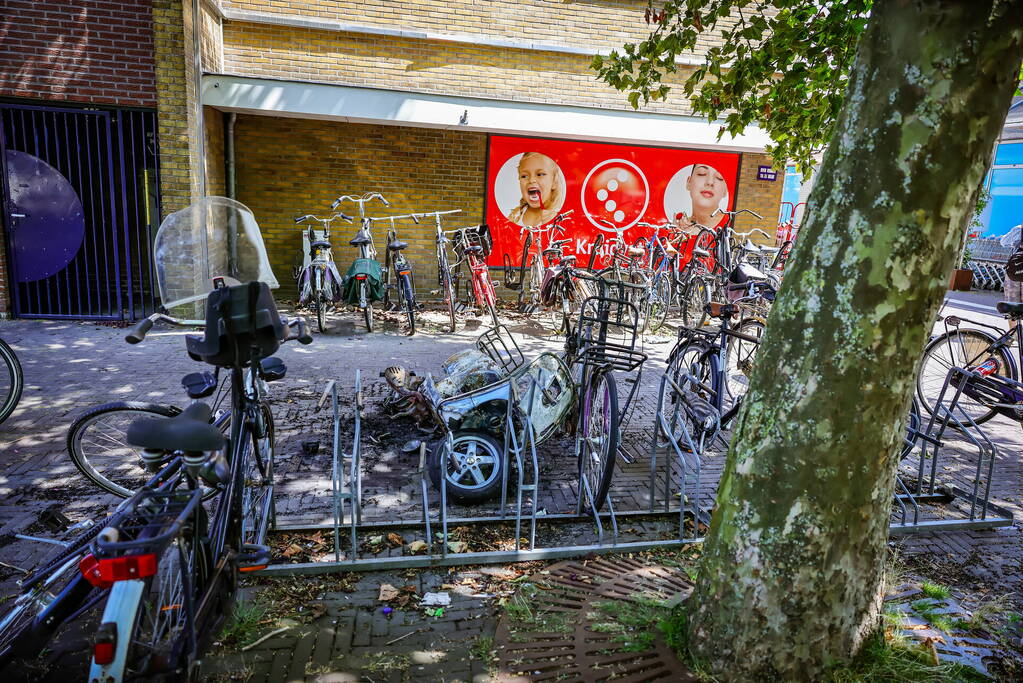 Scooter in fietsenstalling gaat in vlammen op