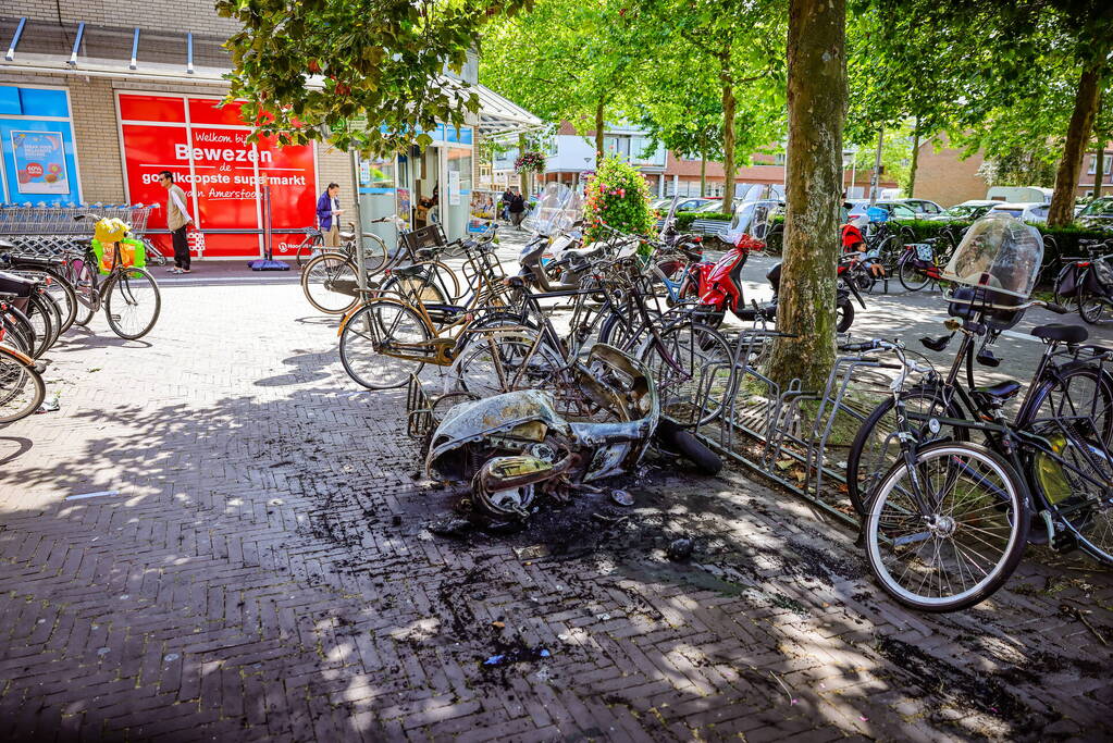 Scooter in fietsenstalling gaat in vlammen op