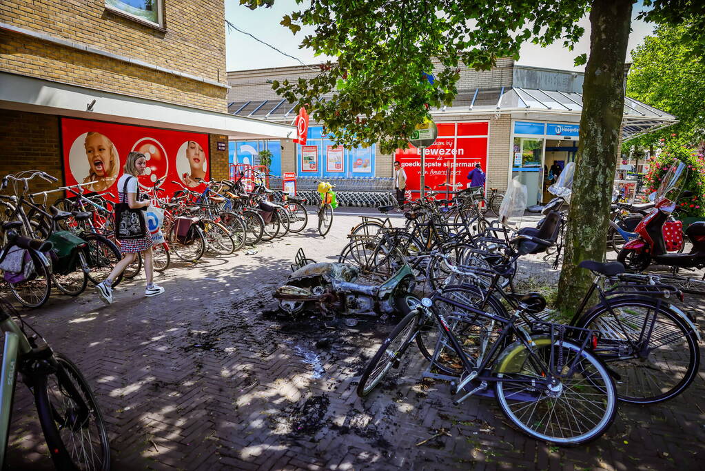 Scooter in fietsenstalling gaat in vlammen op