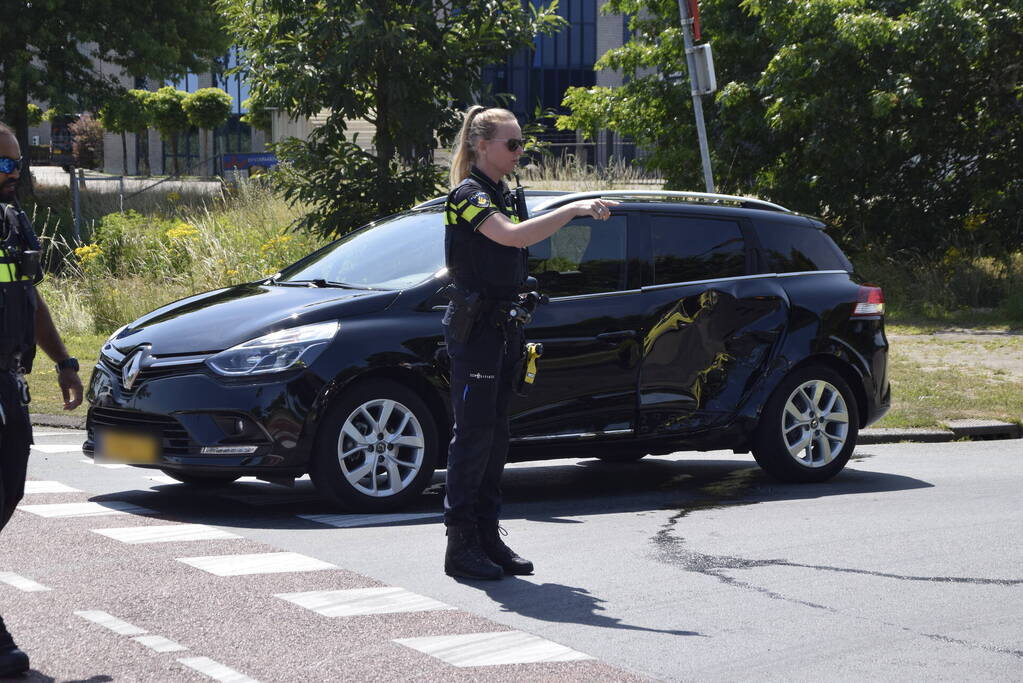 Motorscooter botst op personenauto