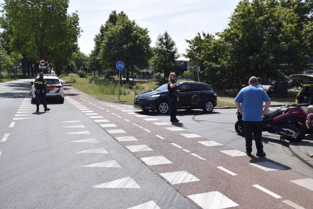 Motorscooter botst op personenauto
