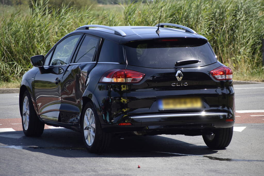 Motorscooter botst op personenauto