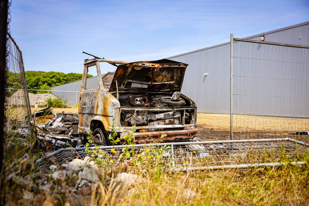Camper volledig uitgebrand op afgesloten terrein