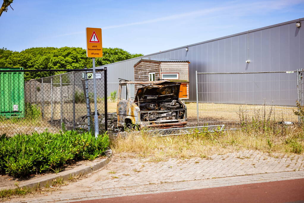 Camper volledig uitgebrand op afgesloten terrein