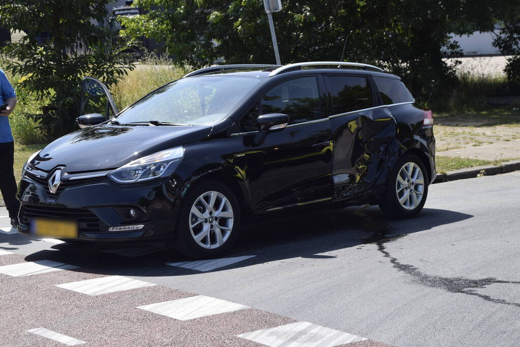 Motorscooter botst op personenauto