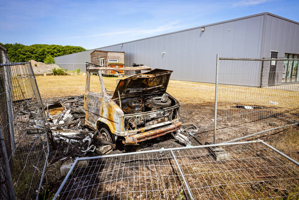 Camper volledig uitgebrand op afgesloten terrein