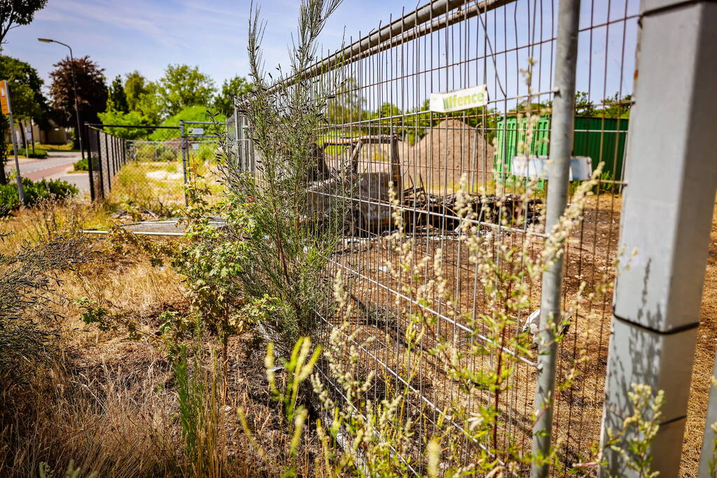 Camper volledig uitgebrand op afgesloten terrein