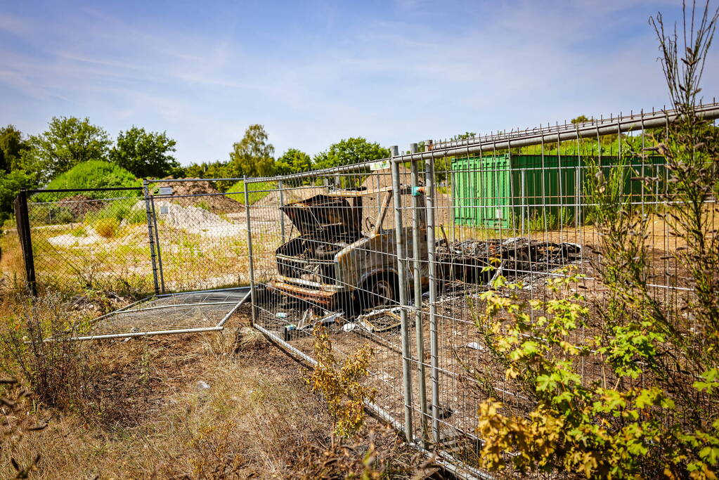 Camper volledig uitgebrand op afgesloten terrein