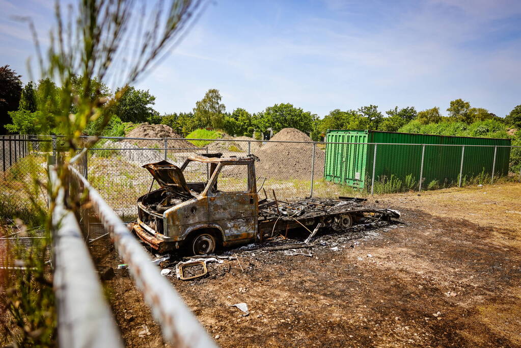 Camper volledig uitgebrand op afgesloten terrein