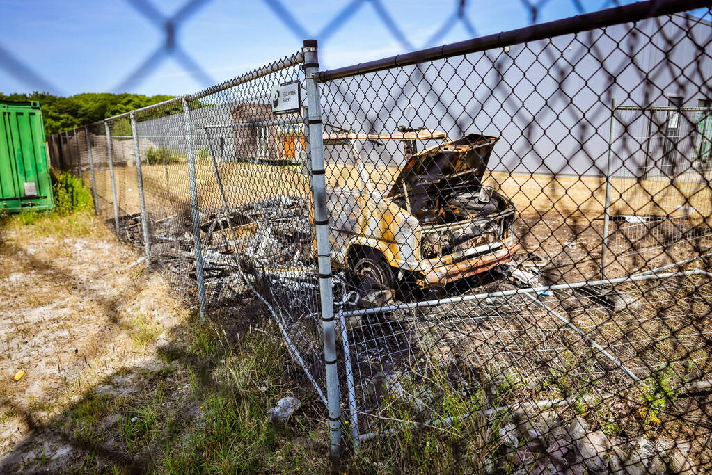 Camper volledig uitgebrand op afgesloten terrein