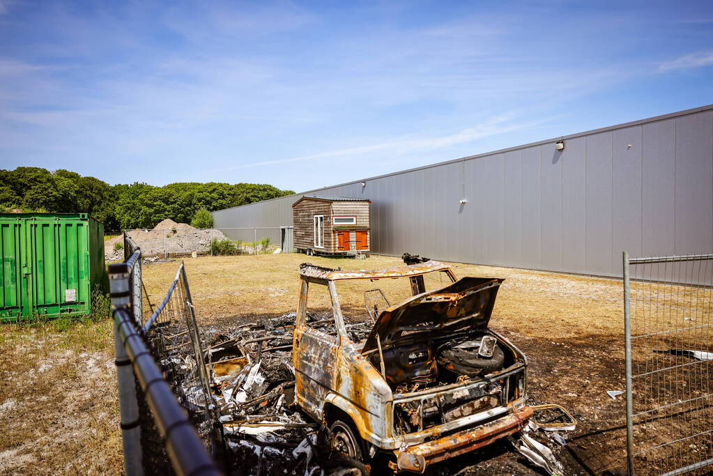 Camper volledig uitgebrand op afgesloten terrein