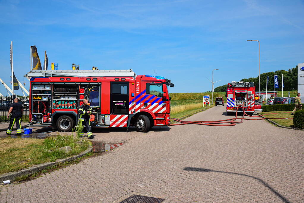 Brandweer groots ingezet voor brand in autodealer