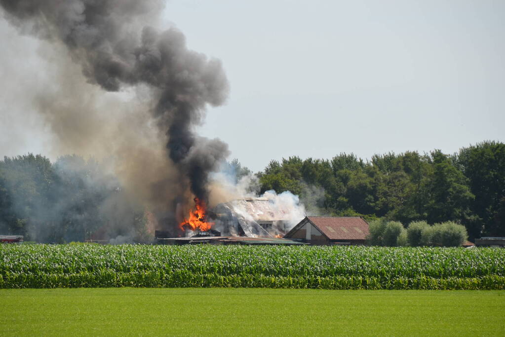 Boerderij volledig in brand