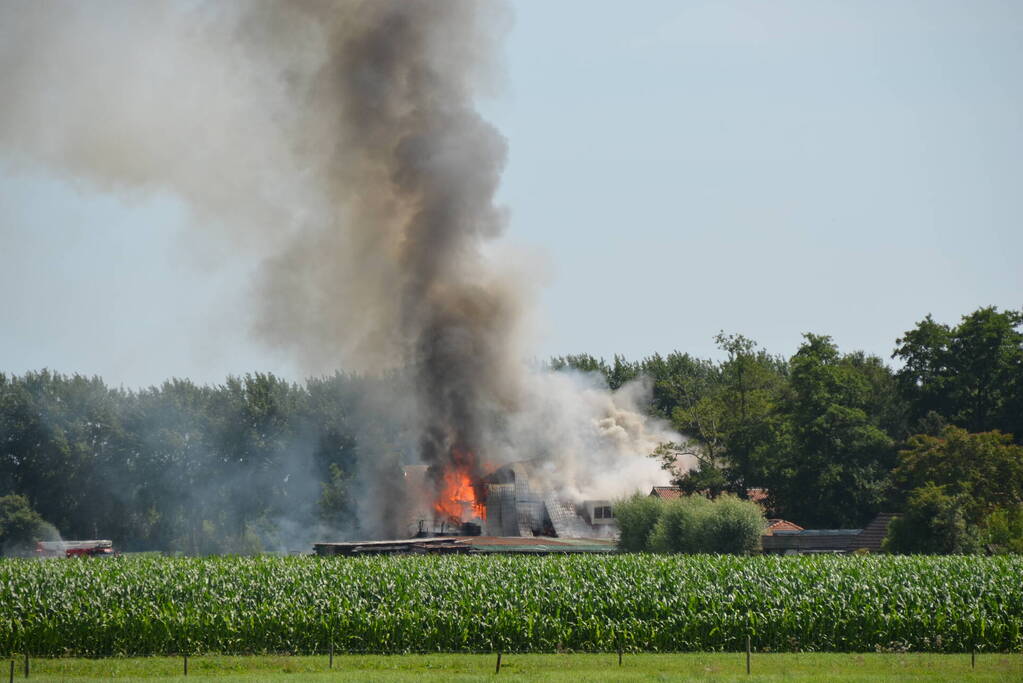 Boerderij volledig in brand