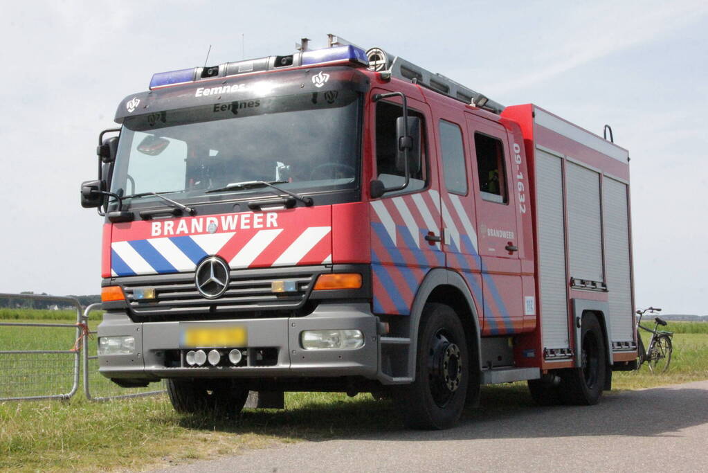 Brandweer redt twee koeien uit de sloot
