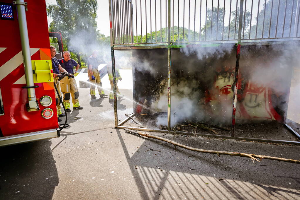 Brandweer blust brand onder skatebaan