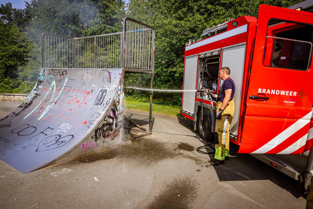 Brandweer blust brand onder skatebaan