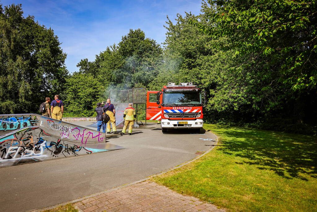 Brandweer blust brand onder skatebaan