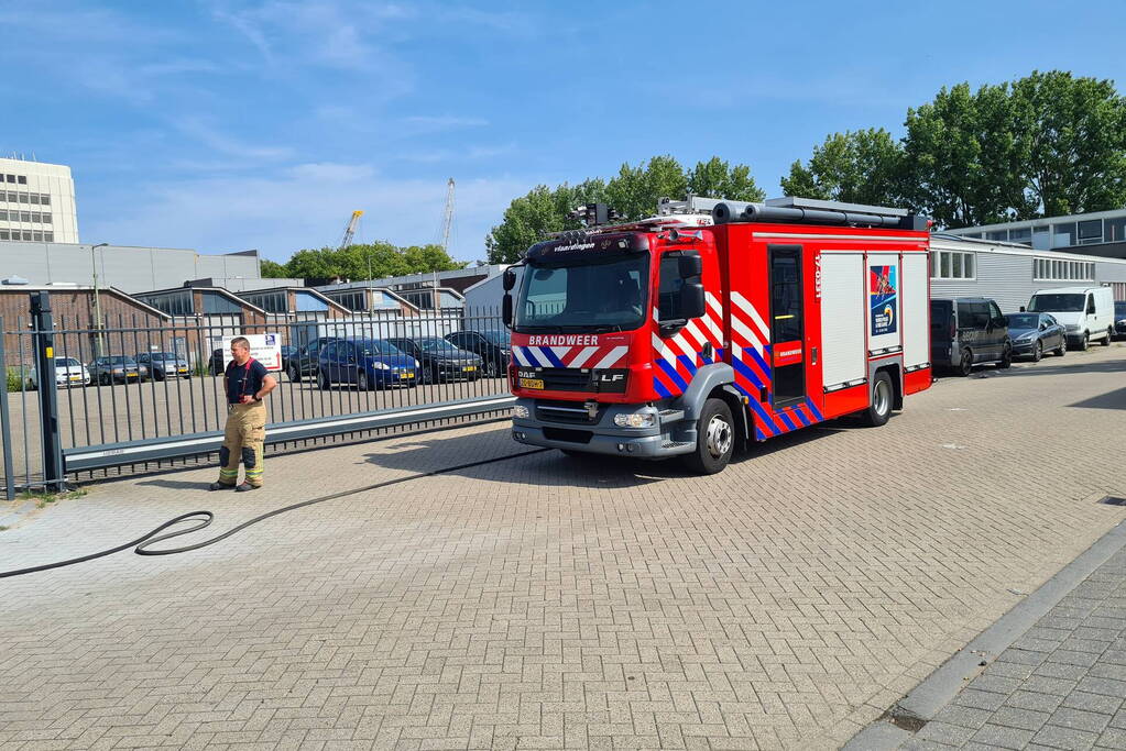 Autobrand met poederblusser geblust