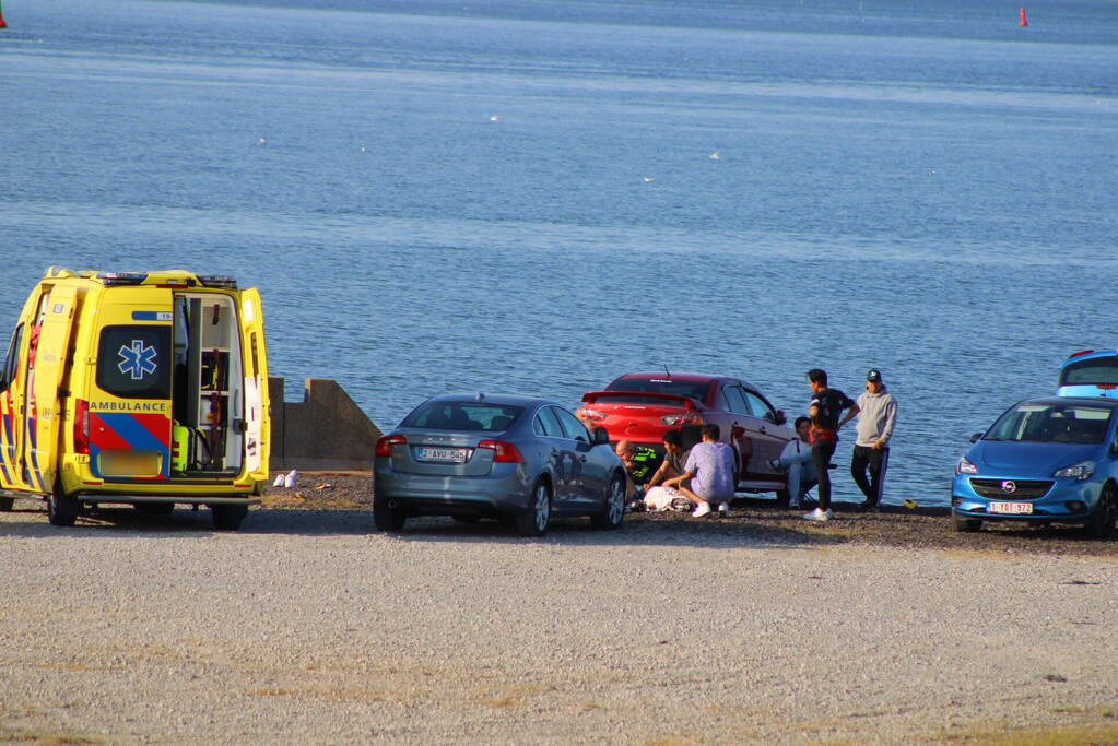 Persoon vast tussen twee voertuigen